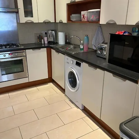 Modern 3 Bedrooms Near Dundrum شقة
