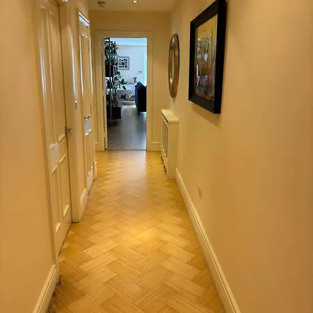 Modern 3 Bedrooms Near Dundrum 아파트